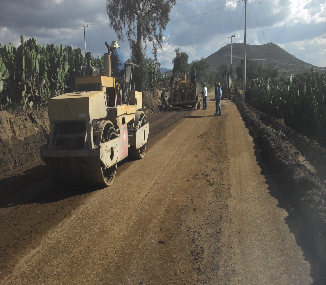 Modernizan caminos de Axapusco en apoyo a campesinos