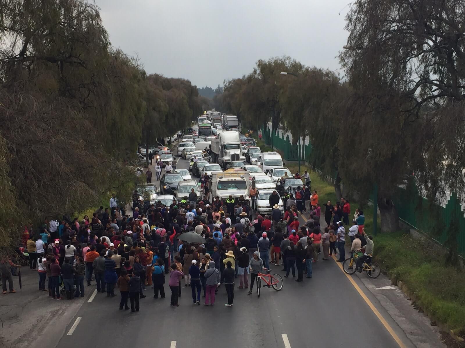 Bloquearon carretera Tenango-Toluca por falta de agua