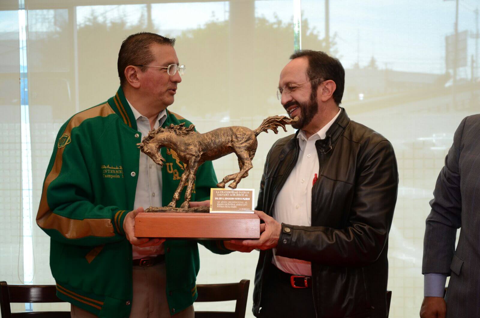 Fraternidad de Potros Salvajes reconoce a Eduardo Gasca