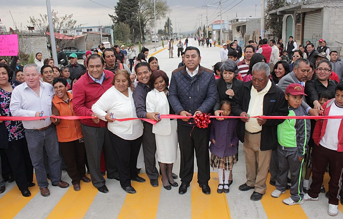 Entrega alcalde de Toluca obras a comunidades