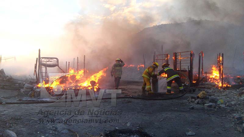 Incendio consume fábrica de PVC en Tlalmanalco