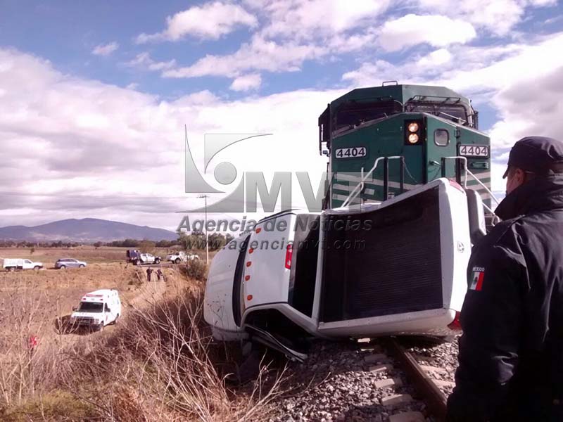 Tren arrastró camioneta; conductor ileso
