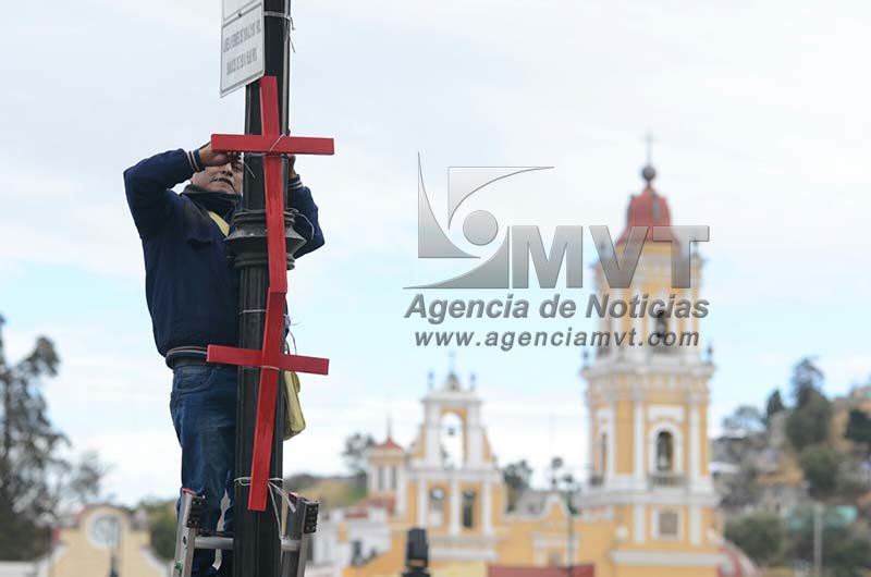 Activistas de Toluca colocan cruces en solidaridad con los feminicidios
