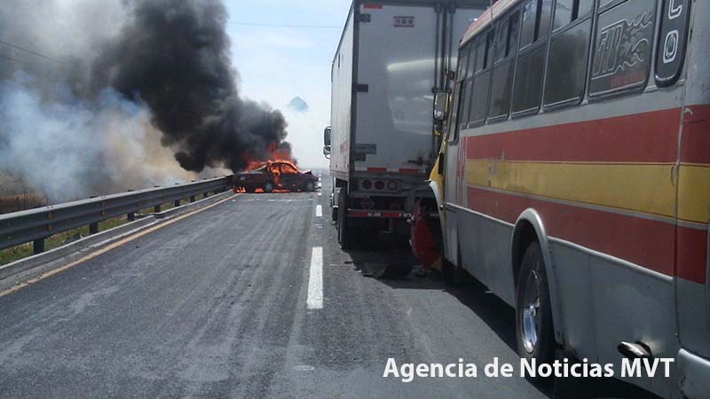 Arroja 13 lesionados choque entre ocho vehículos; dos los consumió el fuego