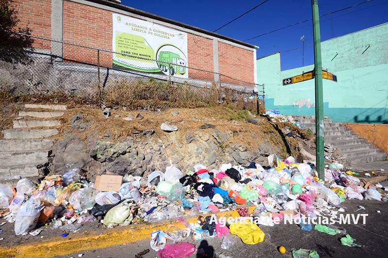 Estudian en jardín de niños inundado de basura