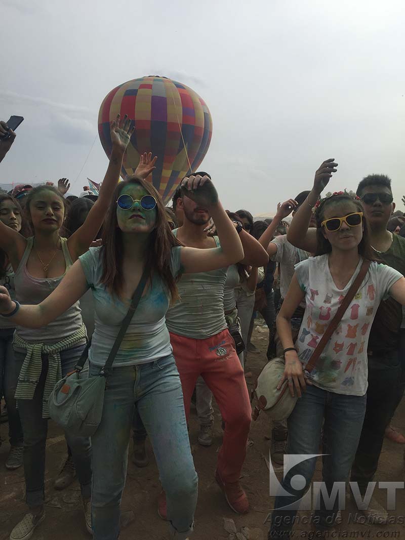 Participan cientos de jóvenes en el Holi Fest 2016