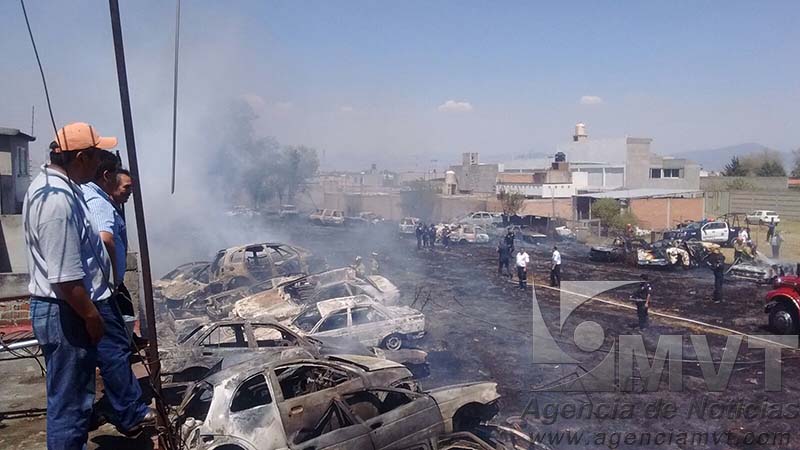 Consumen incendios 40 vehículos en predio de grúas y una fábrica de plástico