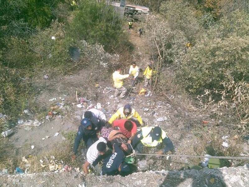 Arroja un muerto y 24 lesionados accidente de autobús en la México-Puebla