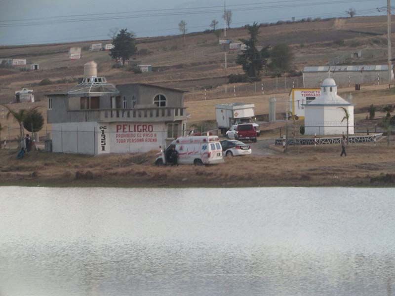 Muere menor ahogado al intentar nadar en presa de Almoloya de Juárez