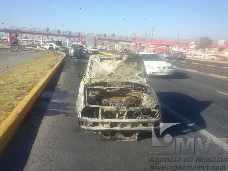 Incendian y abandonan auto en Avenida Central de Ecatepec