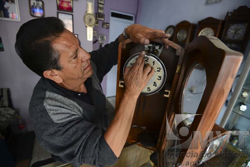 Lleva casi 30 años de dar tiempo al tiempo, reparando relojes