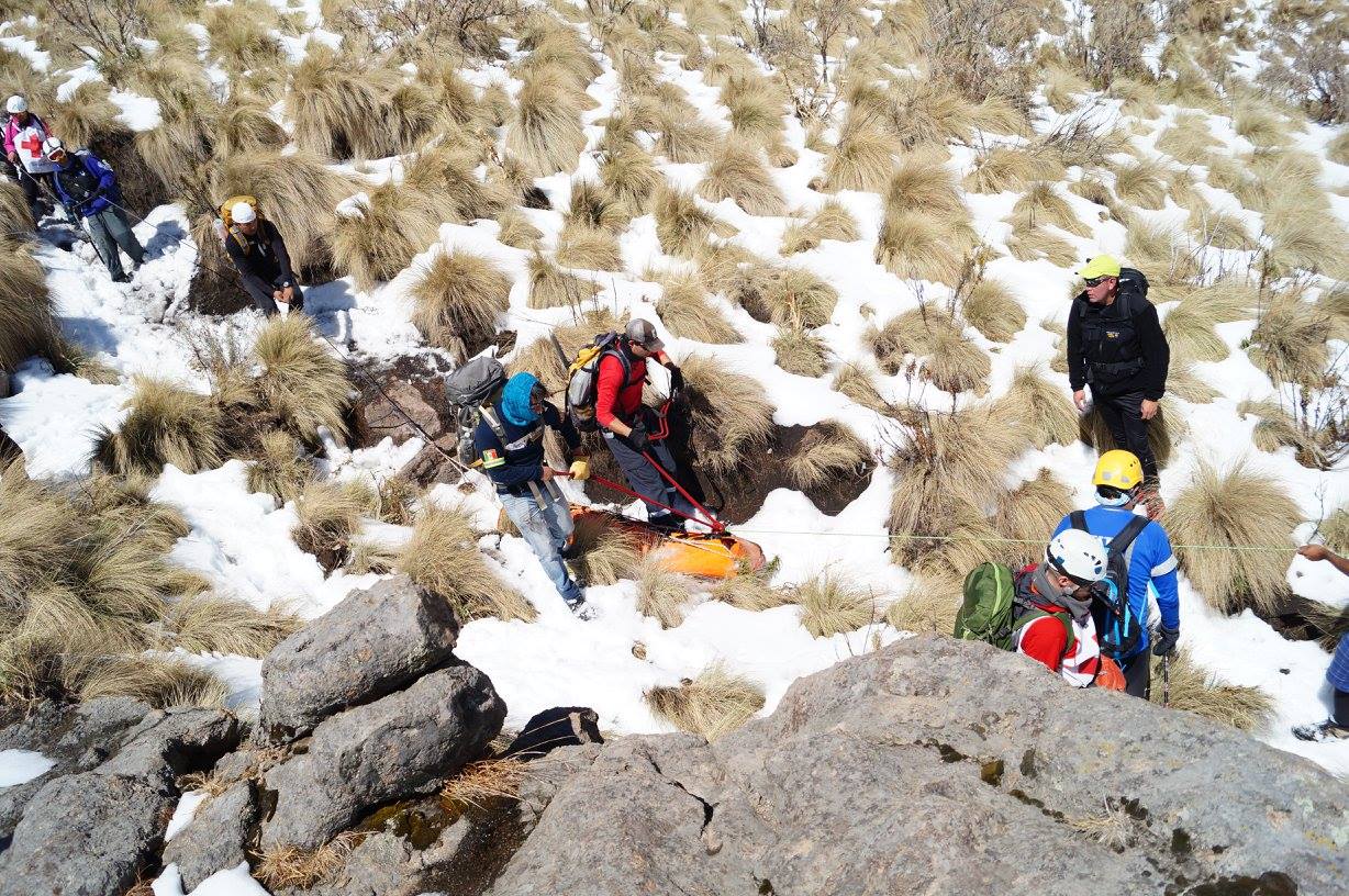 Rescata Cruz Roja cuerpo de alpinista accidentado