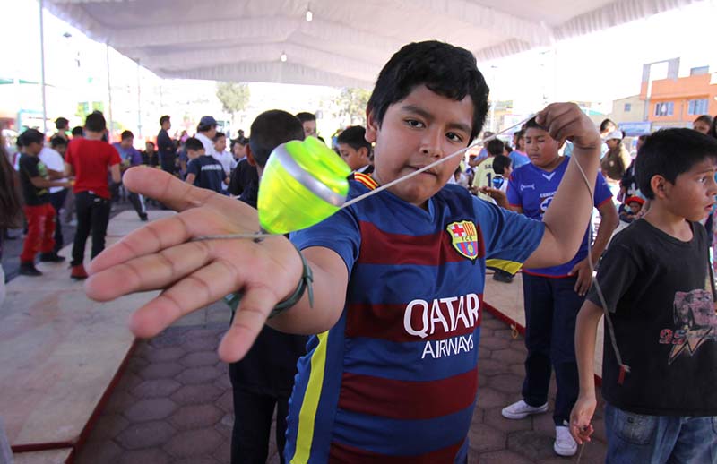 Viven intenso torneo de trompo en Chimalhuacán