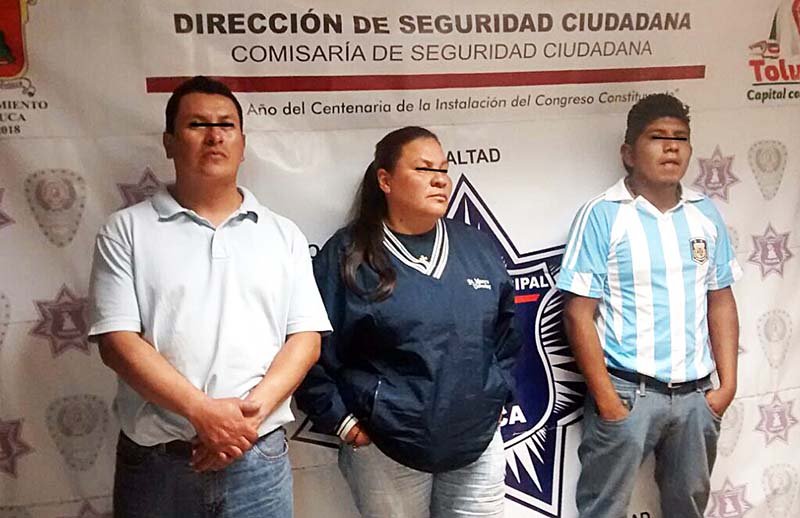 Aseguran a tres que desvalijaban autos en Izcalli Toluca