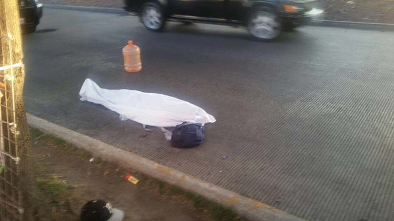 Muere limpia-parabrisas atropellado por autobús de pasajeros