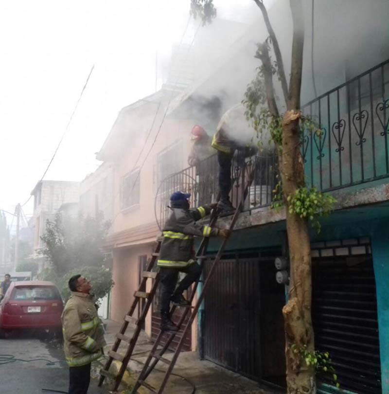 Controlan bomberos incendio en inmueble de Chimalhuacán