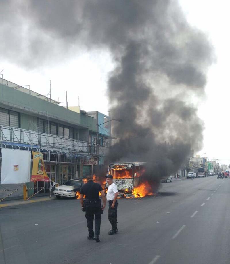 Se incendió una camioneta de pasajeros en Nezahualcóyotl; no hay lesionados