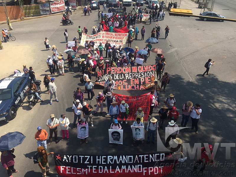 Marchan en Atenco para recordar a víctimas del enfrentamiento