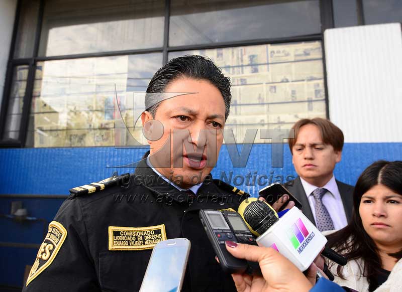 Toluca, México (Mayo 13, 2016).- Eduardo Valiente Hernández, Comisionado Estatal de Seguridad Ciudadana encabezo el punto de revisión del Plan Tres Transporte Seguro en la avenida Morelos casi esquina con 28 de Octubre, en donde revisaron a los pasajeros para evitar que se sigan cometiendo diversos delitos en los autobuses de transporte público. Agencia MVT / Crisanta Espinosa.