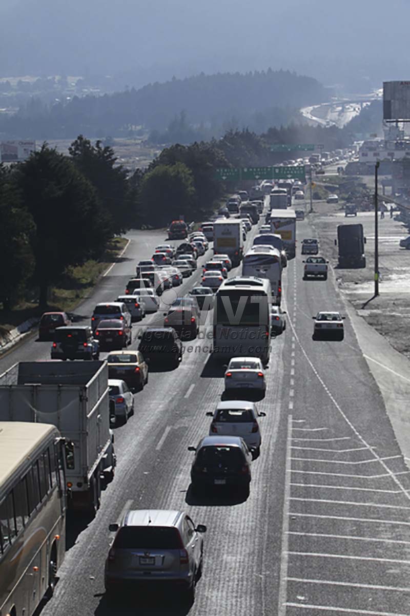 Caos vial en autopista México-Toluca por bloqueo de la CNTE