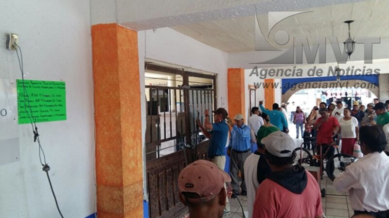 Habitantes de Coyotepec toman y cierran el Palacio Municipal