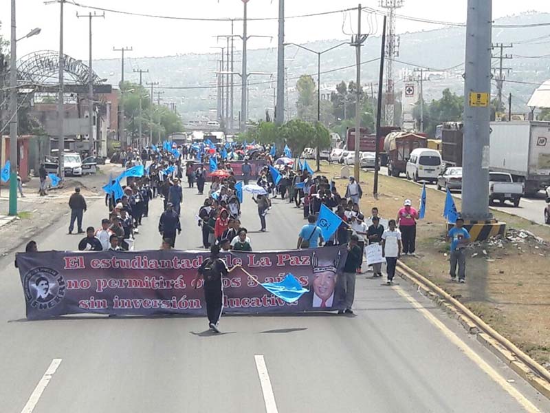 Marchan por mejoras a escuelas de La Paz