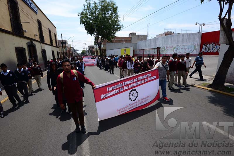 Estudiantes exigen respaldo al ayuntamiento de Toluca