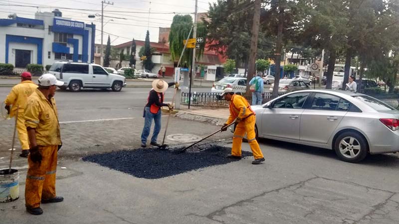 Intensifican reparación de baches en Toluca