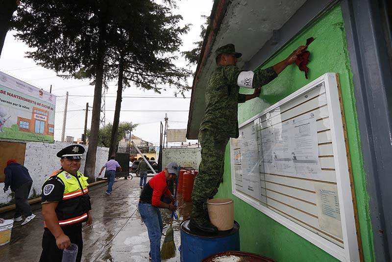 Apoyan militares en tareas de mantenimiento a escuelas de Toluca