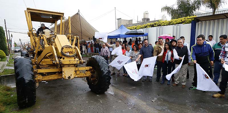 Atiende Toluca demanda de pavimentación de más de 20 años