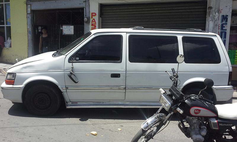 Conductor atropella a tres que viajaban en una motocicleta; uno murió, en Chimalhuacán