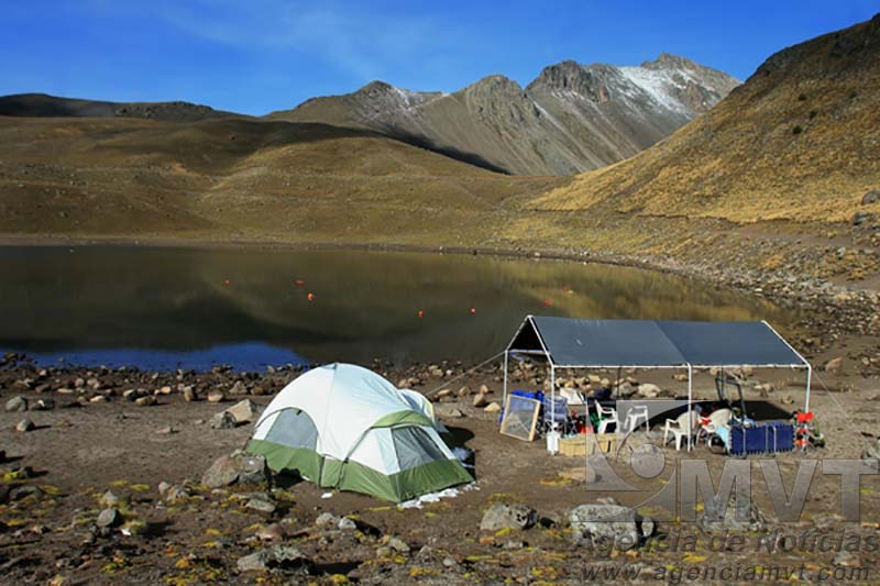 Campamento de exploradores del Instituto Nacional de Antropología e Historia en las lagunas del volcán Xinantécatl.