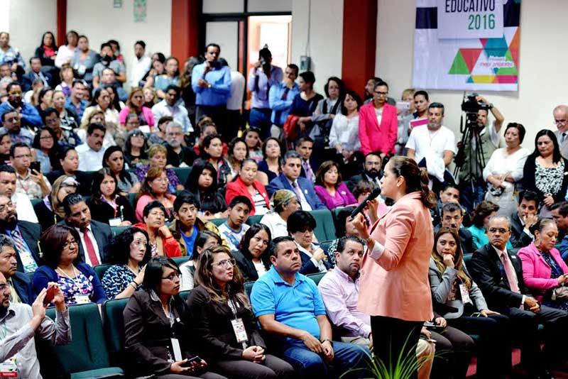 Dialogo directo sostiene Ana Lilia Herrera en foros sobre modelo educativo
