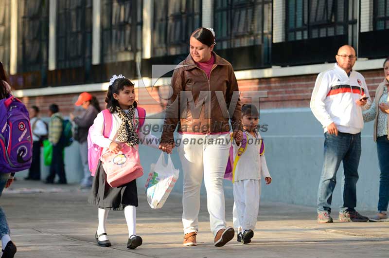 Regresan a clases miles de niños mexiquenses