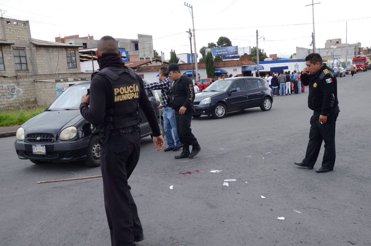 Dan de alta uno de los policías baleados en Mexicaltzingo; el otro en observación