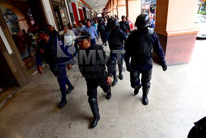 Levantan policías y verificadores cientos de puestos ambulantes en Toluca