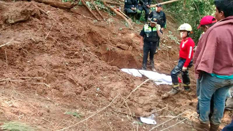 Muere sepultado hombre por alud de tierra en Atlautla