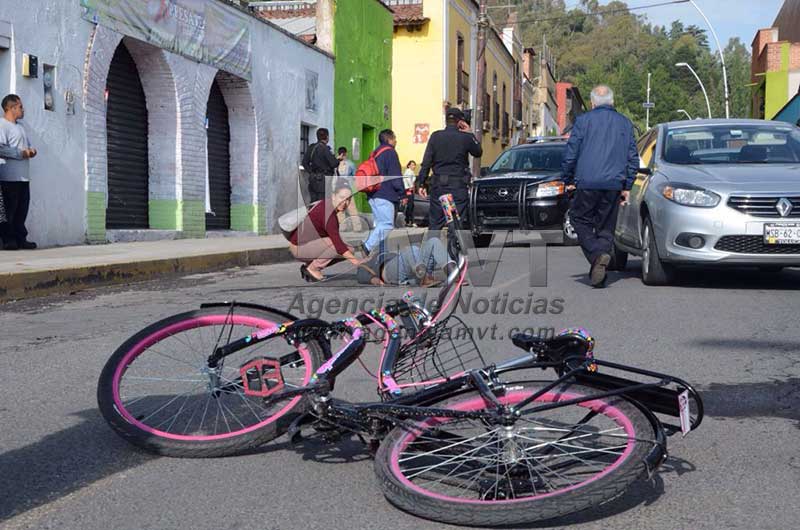 Mujer atropella a mujer en centro de Metepec