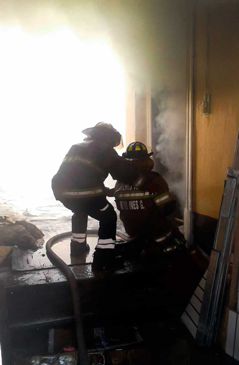 Controlan incendio Bomberos de Toluca en casa abandonada