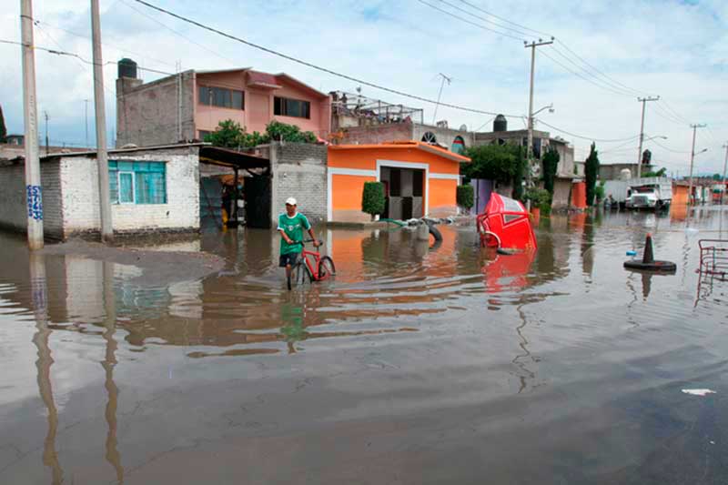 Desborda río en Ocoyoacac; 120 familias afectadas