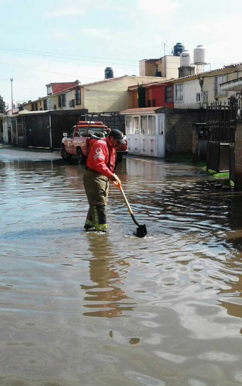 Sigue limpieza en zonas inundadas por lluvias de Toluca