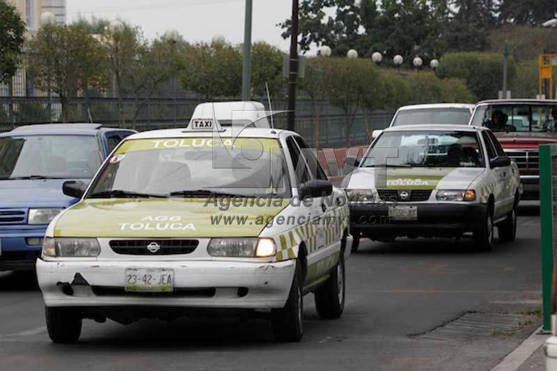 Acuerdan regularizar a 41 mil taxistas del Edoméx