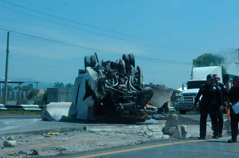 Un muerto y dos lesionados en choque entre tráiler y camioneta en Texcoco