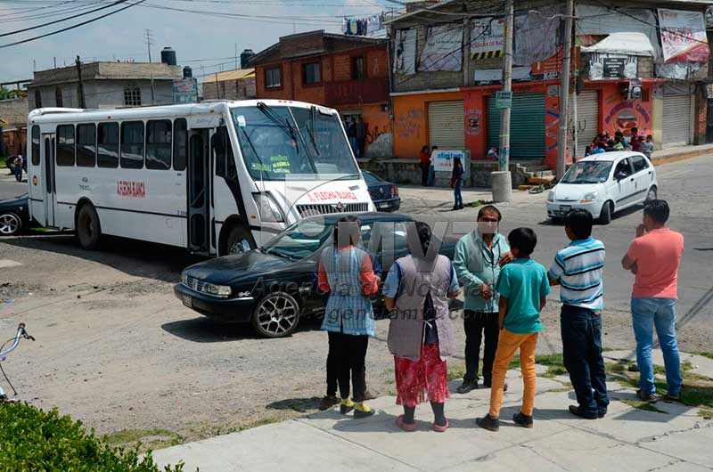 Salvan de ser linchado a chofer que atropelló hombre en San Cristóbal Huichochitlán, Toluca