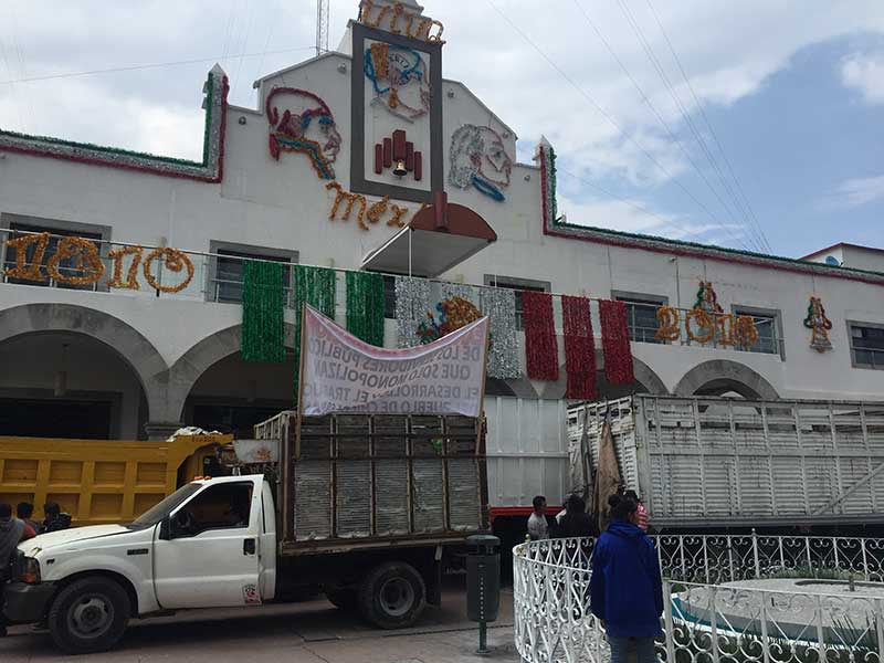 Protestan transportistas de carga en Chicoloapan porque los dejaron sin trabajo