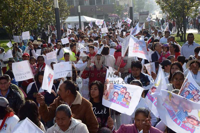 Marchan cientos en Toluca a favor de la familia tradicional