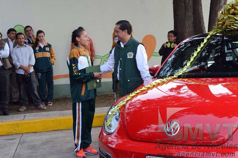 Entregó UAEM auto nuevo a medallista olímpica