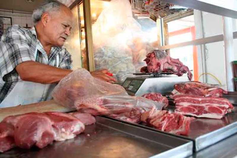 La gente deja de comprar carne de res y cerdo por elevados precios