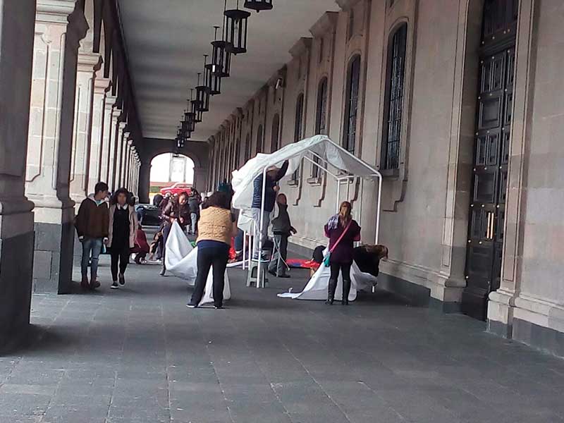 Plantón de maestros en Toluca en demanda de infraestructura y plazas