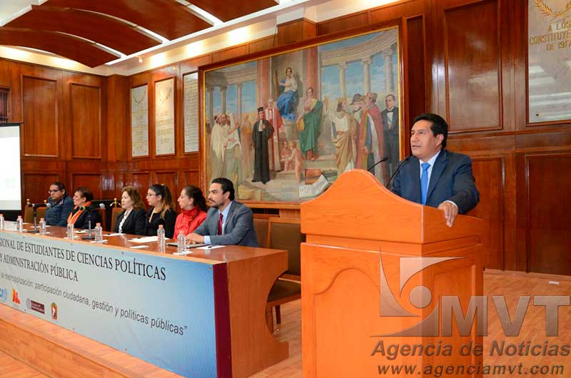 Debaten politólogos sobre problemas contemporáneos